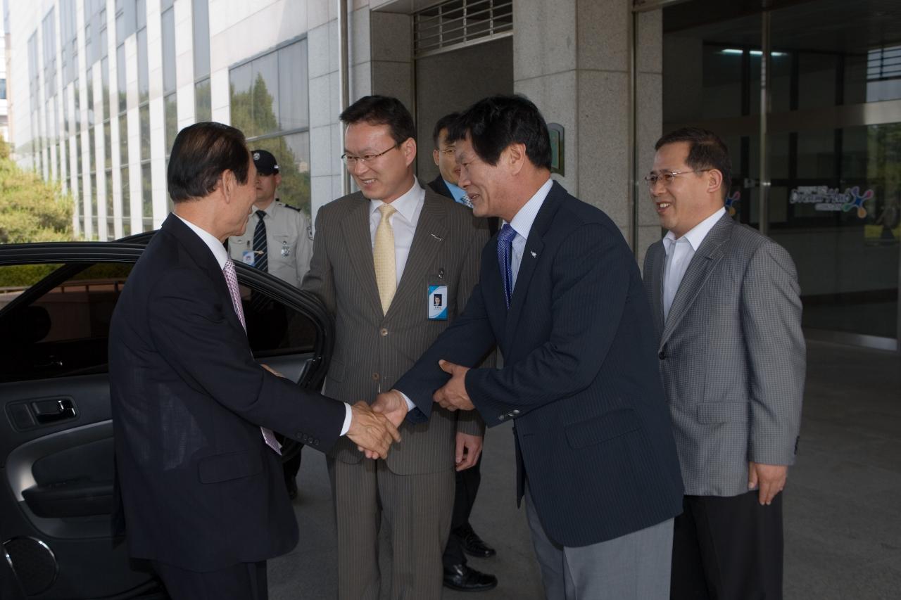 당선 후, 첫 출근해 차에서 내리시는 시장님을 맞이하는 청원들의 모습