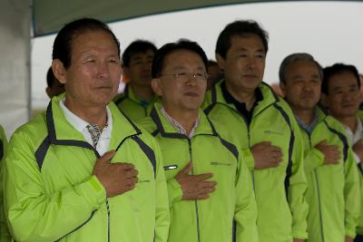 연두색 유니폼을 입고 국기에 대한 경례를 하시는 시장님과 도지사님과 관계인사들1