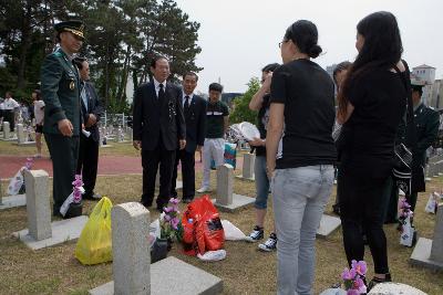 제사를 지내러 온 시민과 대화를 나누는 시장님2