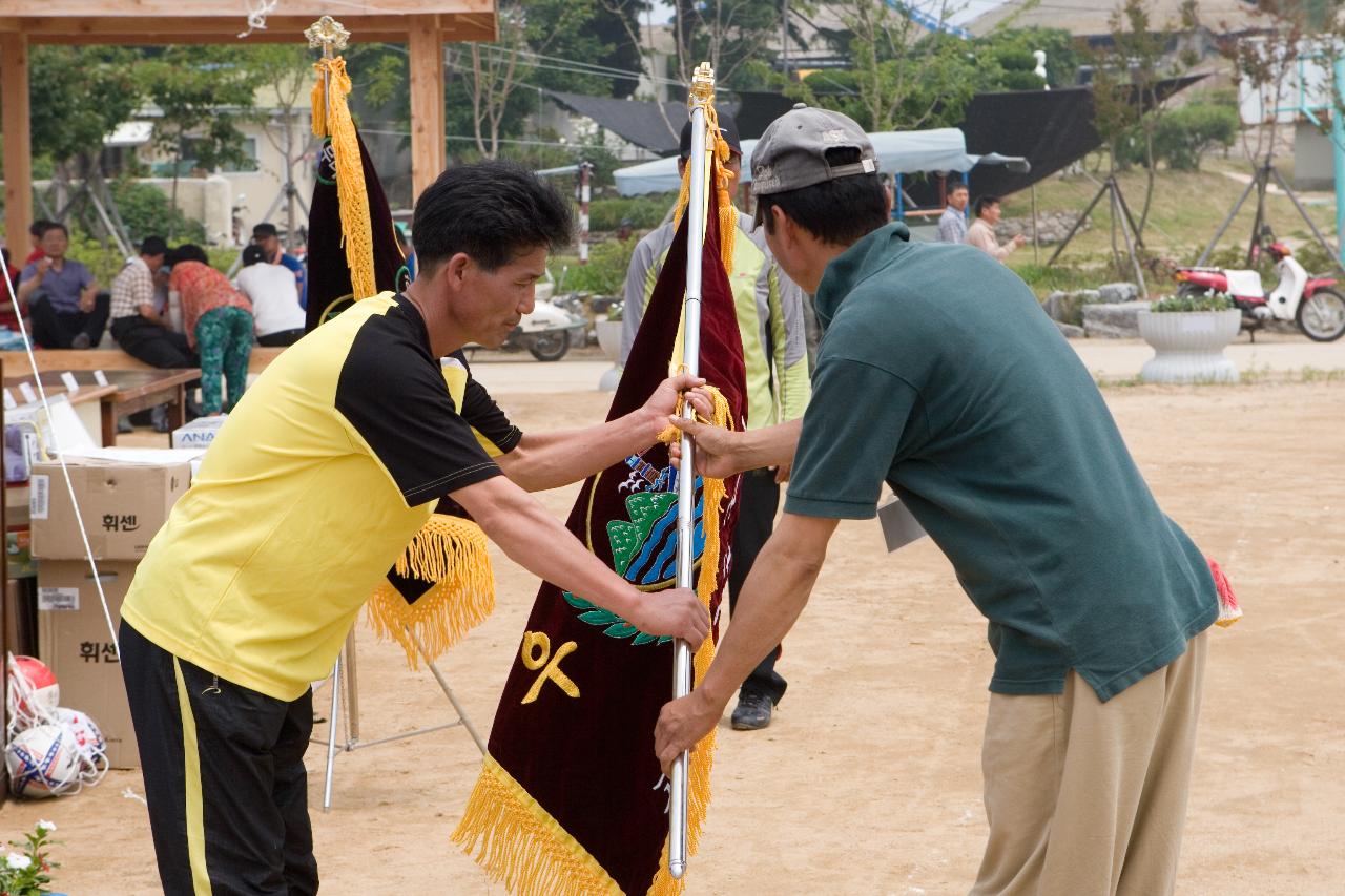 우승깃발을 건네받는 우승팀 대표