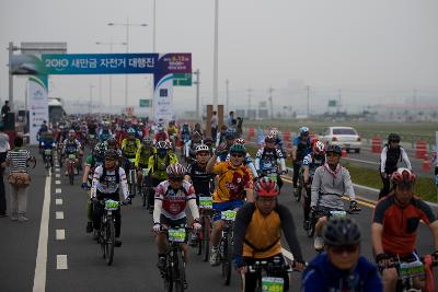 새만금 자전거 대행진에 참여한 시민들이 자전거를 타고 출발하는 모습5