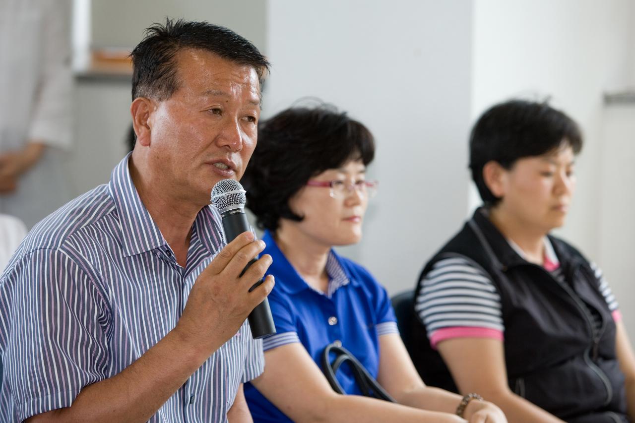 발언하고 있는 비응항 음식점 영업주의 모습3