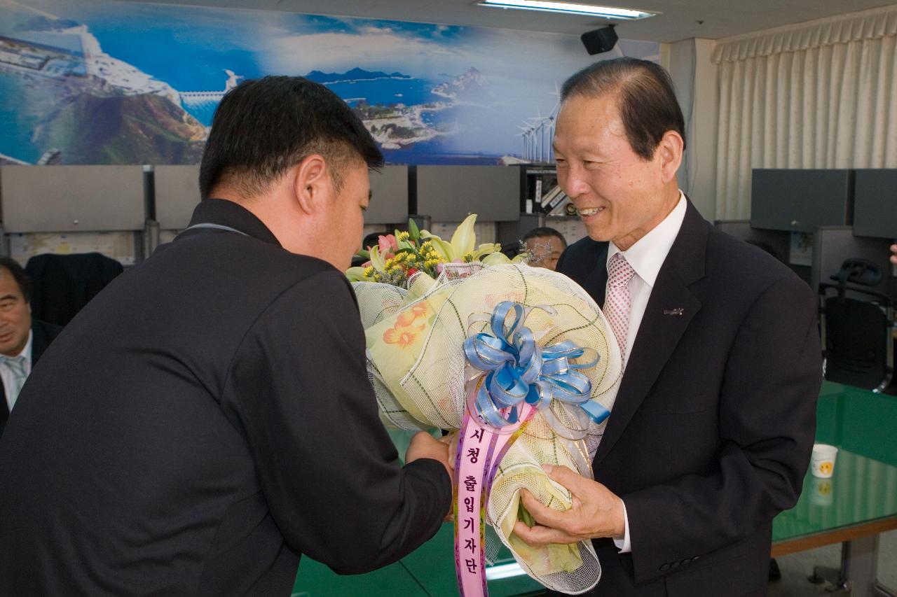 꽃다발을 받고 기자 간담회 대표와 악수를 나누는 시장님2