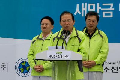 무대에서 새만금 자전거 대행진 축사를 하시는 시장님5