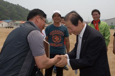 고군산 청년회 임원분들과 인사를 나누시는 시장님8