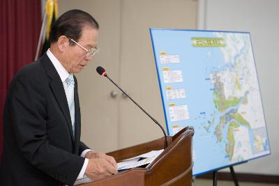 군산시 개발 계획도를 펴놓고 설명하시는 시장님