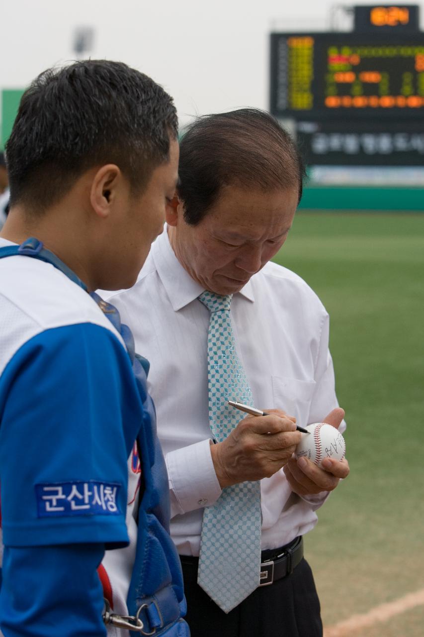 야구공에 싸인을 하시는 시장님2