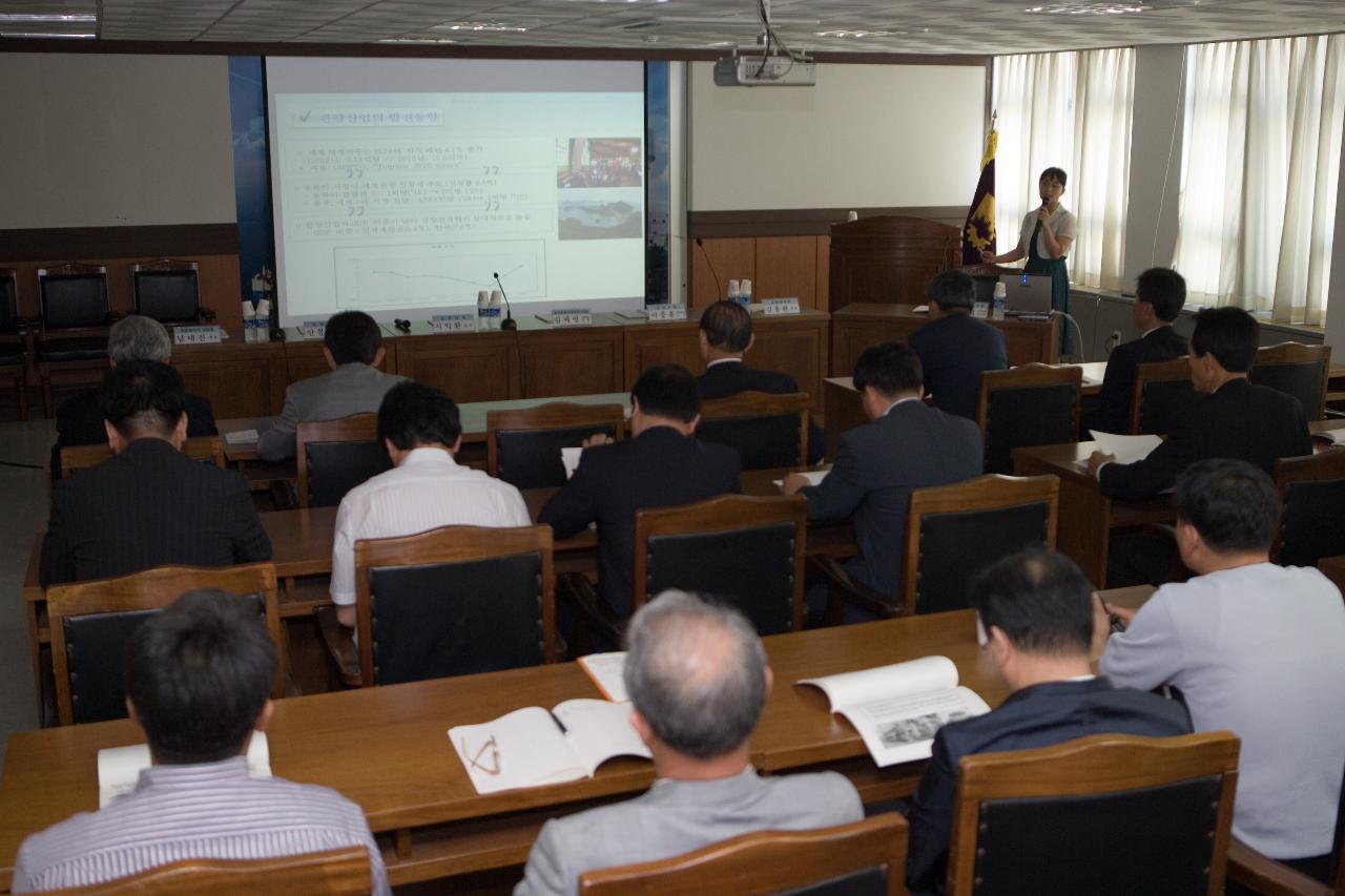 새만금개발 비전세미나에 참석한 직원들과 설명하는 여직원의 모습3