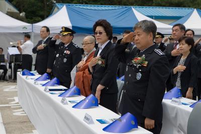 군산교도소 100주년 기념식에 참석해 국기에 대한 경례를 하고 계신 시장님과 관계자들2