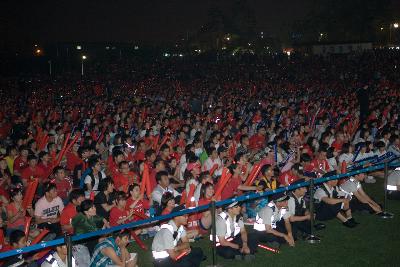 축구경기가 보여지는 스크린을 보는 시민들12