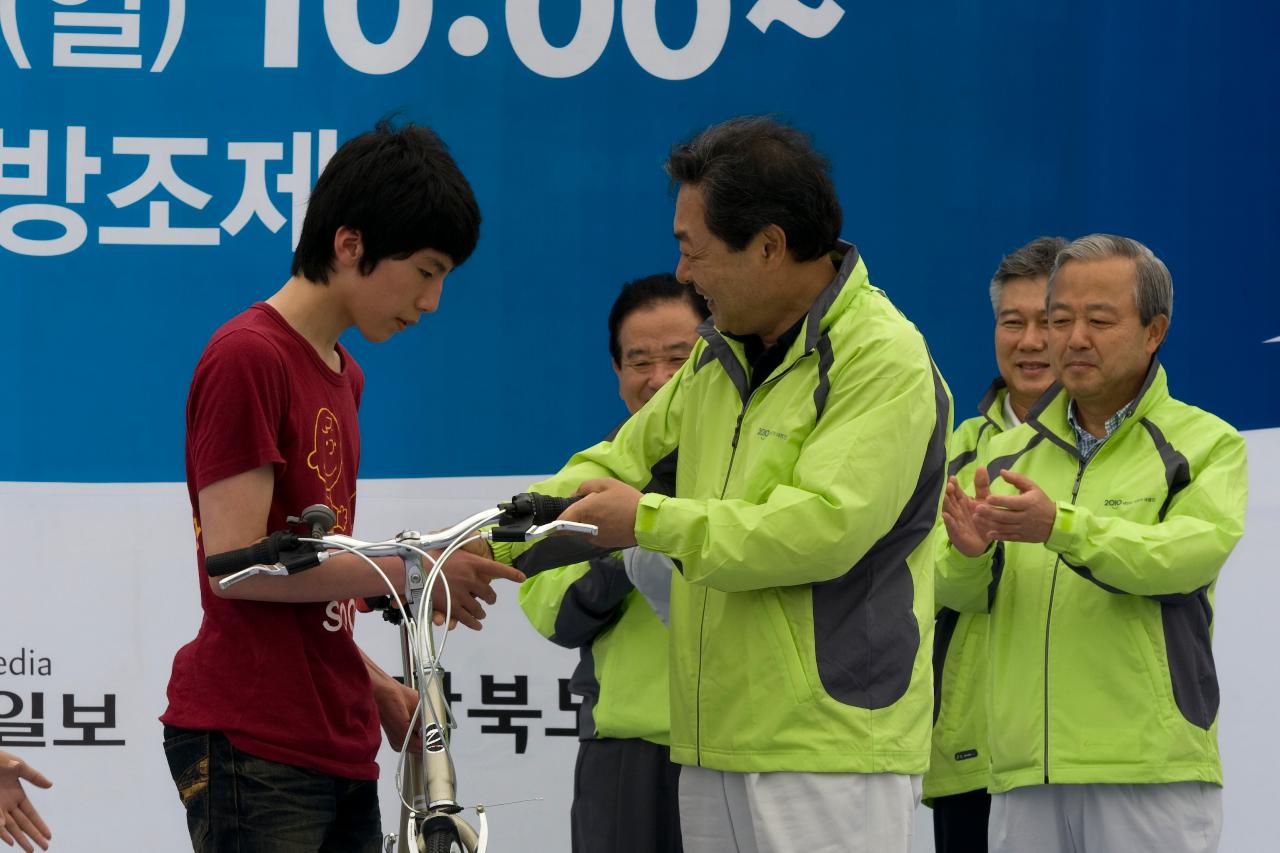 시민에게 자전거를 전달하는 관계인사의 모습2