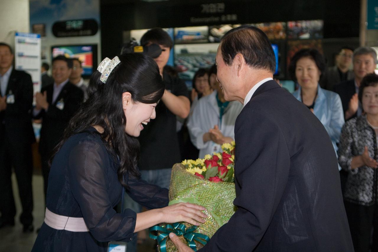 축하 꽂다발을 받으시는 시장님