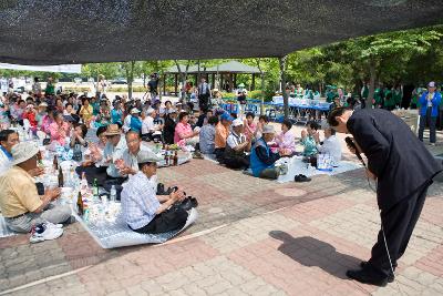 새마을 어르신 섬기기 행사장에 모이신 어르신들앞에서 인사말 하시는 시장님3