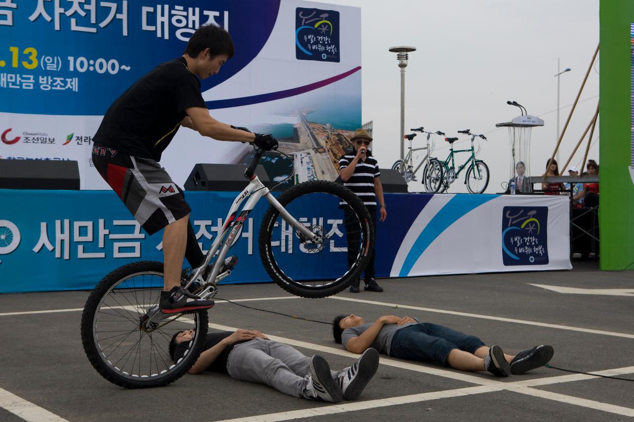 자전거 뒷바퀴로만 사람을 뛰어넘는 묘기를 보여주는 모습1