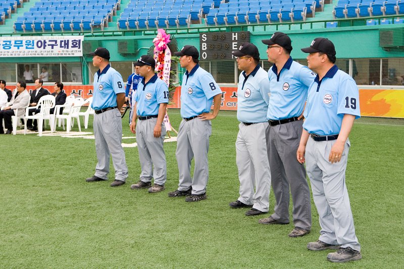 전국 공무원 야구대회 간부들이 하늘색으로 티를 맞춰 입고 서있는 모습