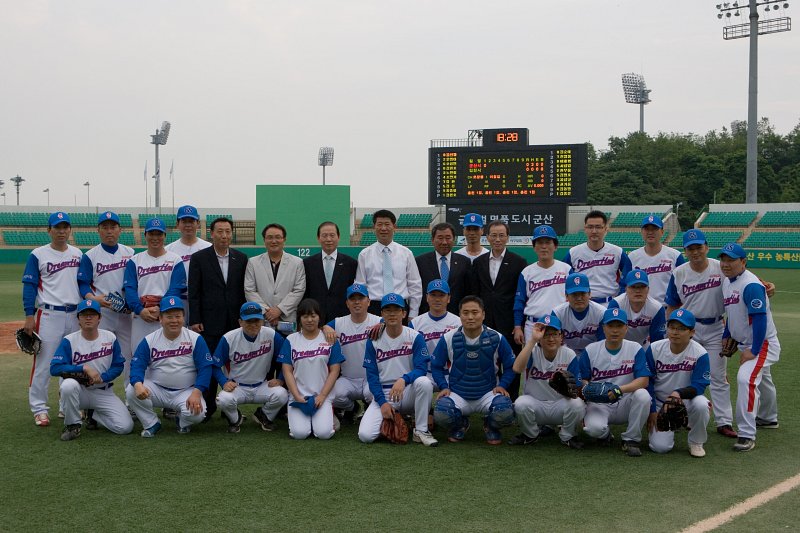 군산시 야구단과 시장님의 단체사진1