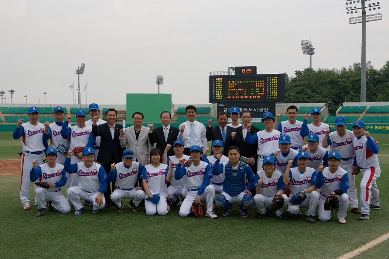 군산시 야구단과 시장님의 단체사진2