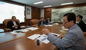 군산시 개발 계획도를 보며 회의를 하는 모습4사진(00007)