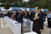 군산교도소 100주년 기념식에 참석해 국기에 대한 경례를 하고 계신 시장님과 관계자들1사진(00001)