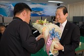 꽃다발을 받고 기자 간담회 대표와 악수를 나누는 시장님1사진(00001)