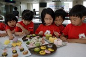 진열된 음식들을 만져보는 아이들1사진(00006)