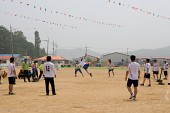족구경기를 하고있는 청년회 임원들1사진(00006)