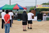 고군산 청년회 체육대회 인사말을 하고계시는 시장님을 보고있는 임원들사진(00022)