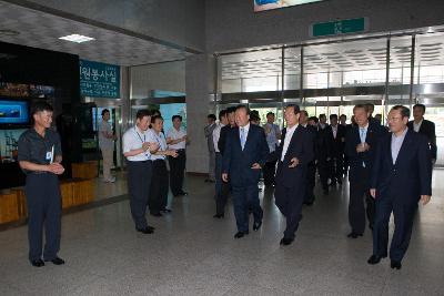 군산에 오신걸 환영하는 청직원들의 모습과 시청 안으로 들어오는 시장님들2