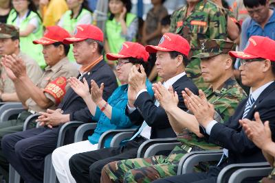 공연을 보시고 박수를 치시는 해병대 모자를 쓴 시장님부부와 관련인사들