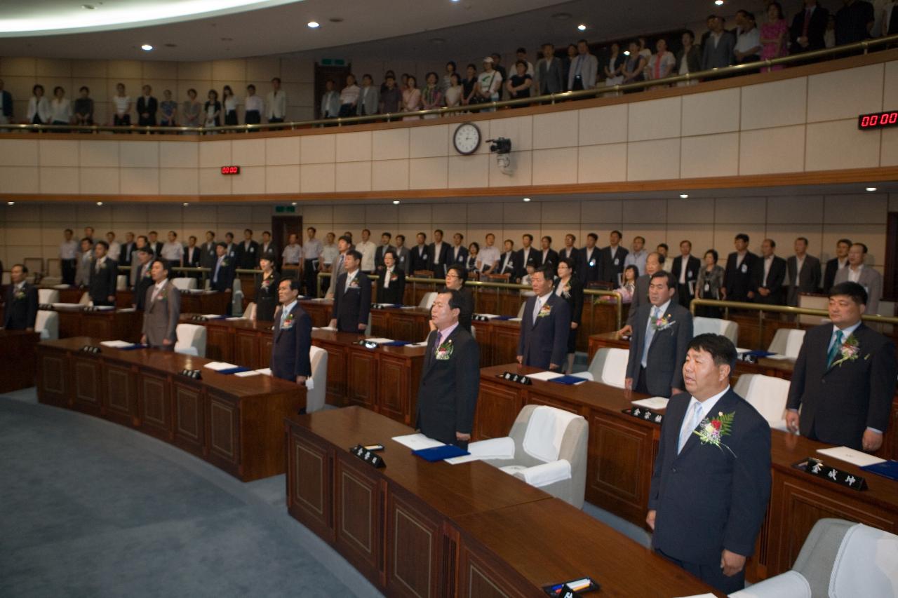 일어서 계시는 의원님들