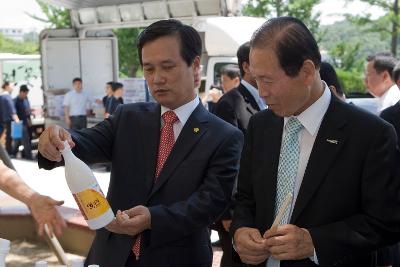 자매도시간 농산품 판매행사장에 판매되는 막걸리를 들고 보시는 의원님과 문동신 시장님