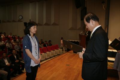 사령장을 교부하시는 시장님의 모습75