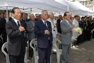 국기에 대한 경례를 하는 시장님과 관련인사들의 모습1