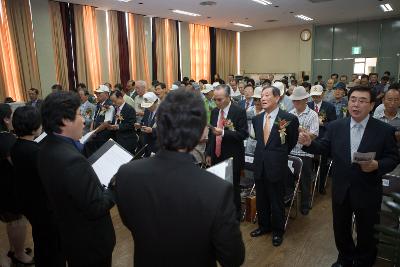 생존학도병 위안잔치에 공연온 합창단의 노래를 따라하는 어르신들1