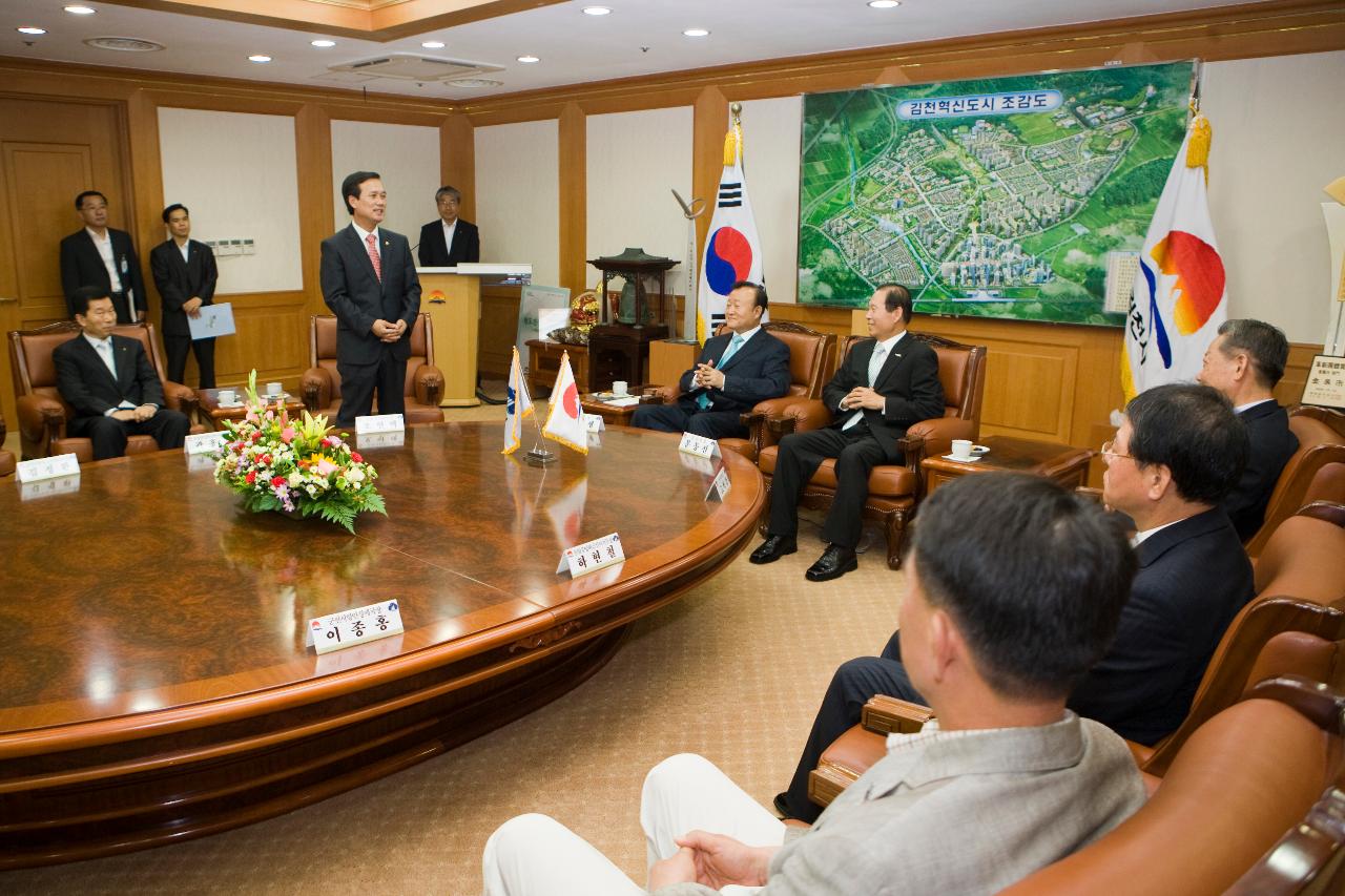 의원님들과 한자리에 모여서 이야기하는 자리에서 한 의원님이 일어나서 이야기 하시는 모습4