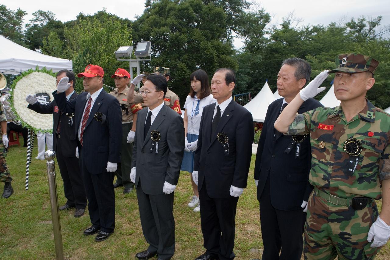 흰 장갑을 끼고 해병대 전투전적 기념비앞에 서신 김완주 도지사님과 문동신 시장님과 관련인사들