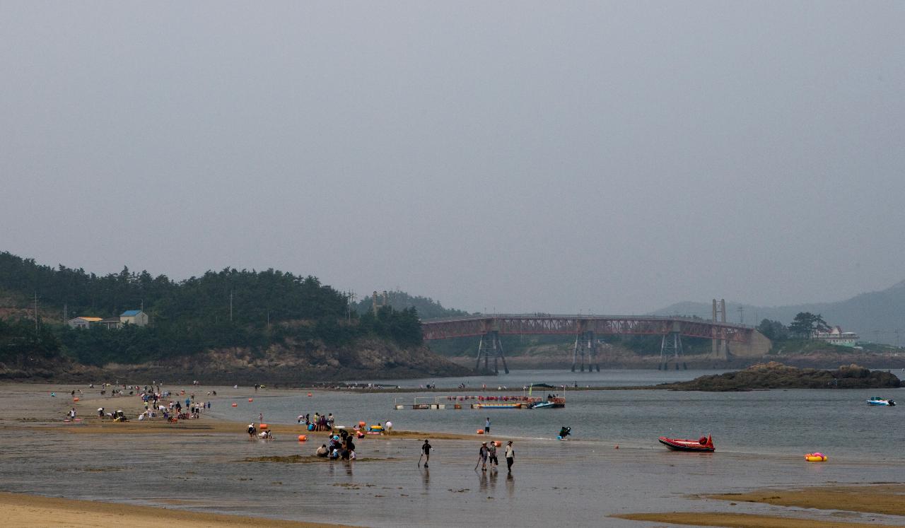 선유도 해수욕장에 놀러온 사람들이 보이는 해수욕장 전경