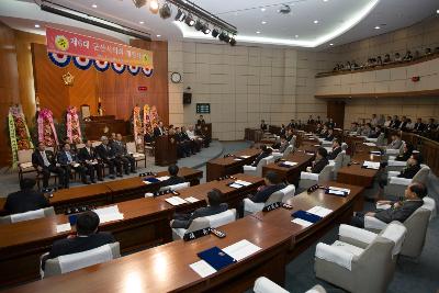 6대 의회 개원식에서 시장님이 축사 하시는 의회의 모습2