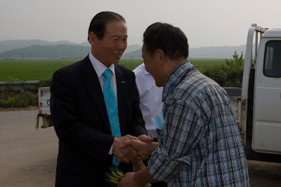 보리수매 현장에 방문하신 시장님과 악수하며 인사하는 보리수매 현장사람의 모습2