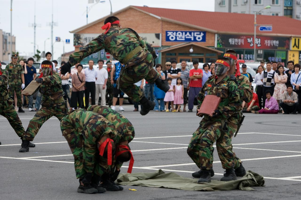 얼굴에 분장을 하고 공연을 하는 해병대 군인들의 모습15