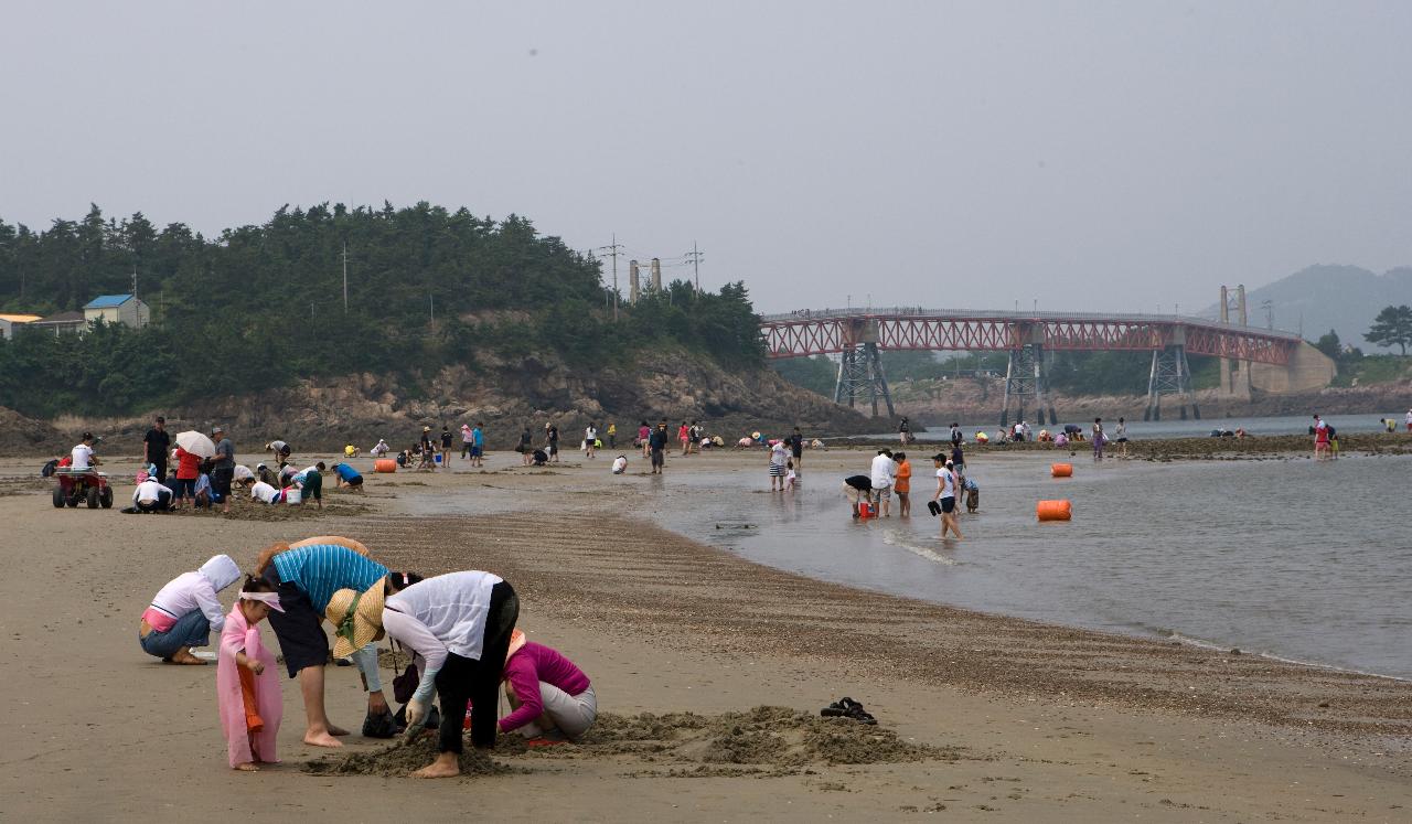 고군산군도 다리가 보이는 해수욕장의 전경2