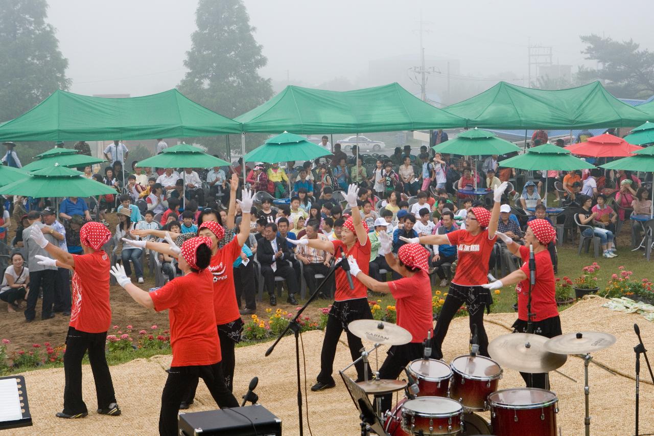 청암산 구슬뫼 등산축제 시민들의 댄스 축하공연3