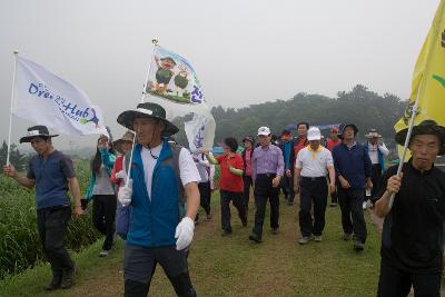 등산을 시작하는 시장님부부와 관련인사들2