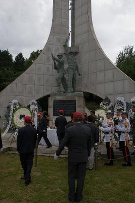 해병대 전투전적 기념비 앞에 차려놓은 제사상에 제사를 지내는 관련인사2