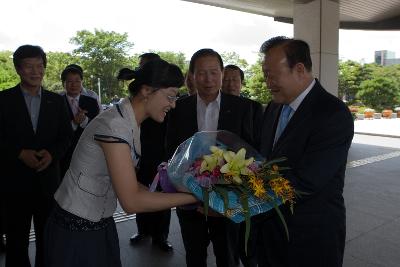 박보생 김천시장님에게 꽃다발을 전달하는 여성 청직원