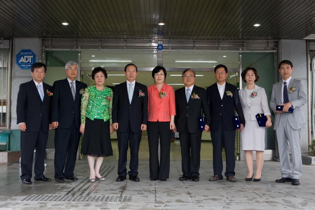 고용노동부 임직원들과 시장님의 단체사진