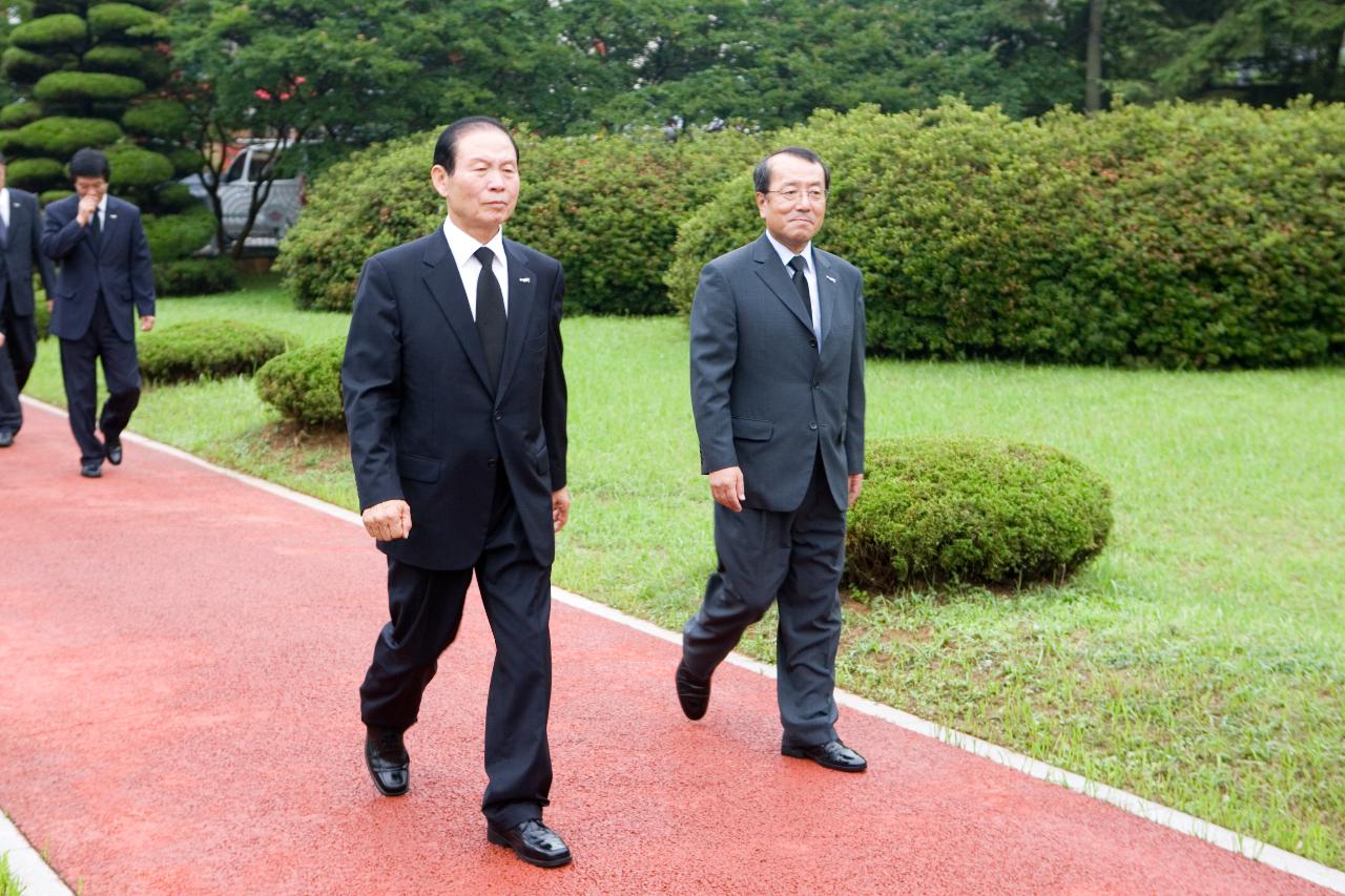 국립묘지에 들어오시는 시장님과 부시장님