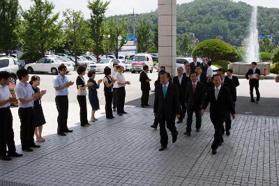 시청안으로 들어오시는 문동신 시장님과 박보생 김천시장님과 의원님들의 모습1