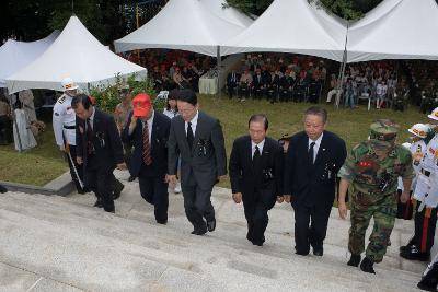 해병대 전투전적 기념비앞으로 올라가는 김완주도지사님과 문동신 시장님과 관련인사들