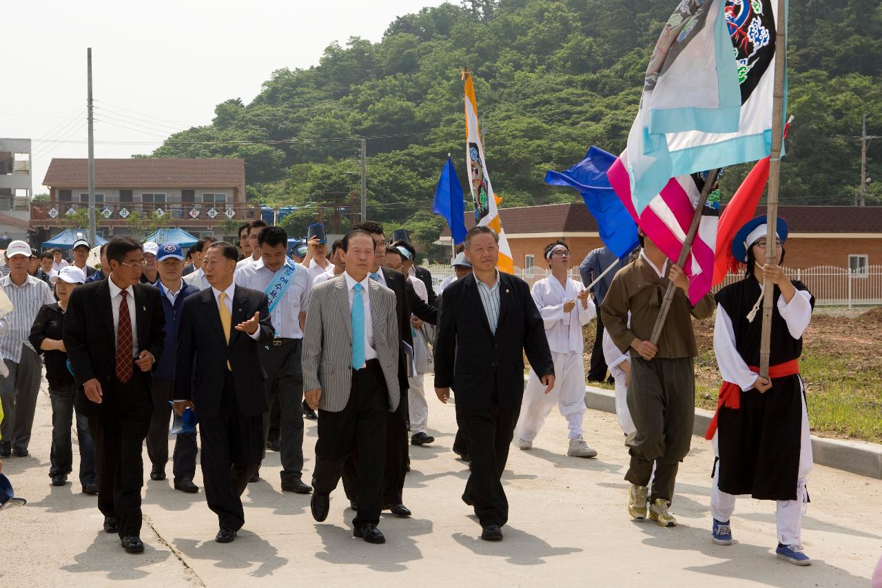 선유도를 둘러보시는 시장님과 관련인사들1